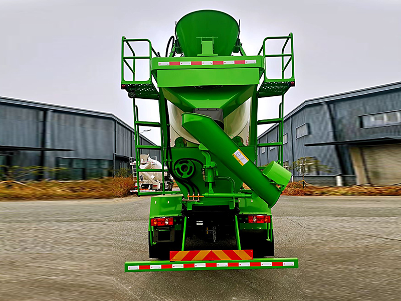 大運(yùn)國(guó)六F6小三軸攪拌車(chē)